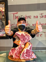 Fabio Callegari dietro un tagliere di carne olandese