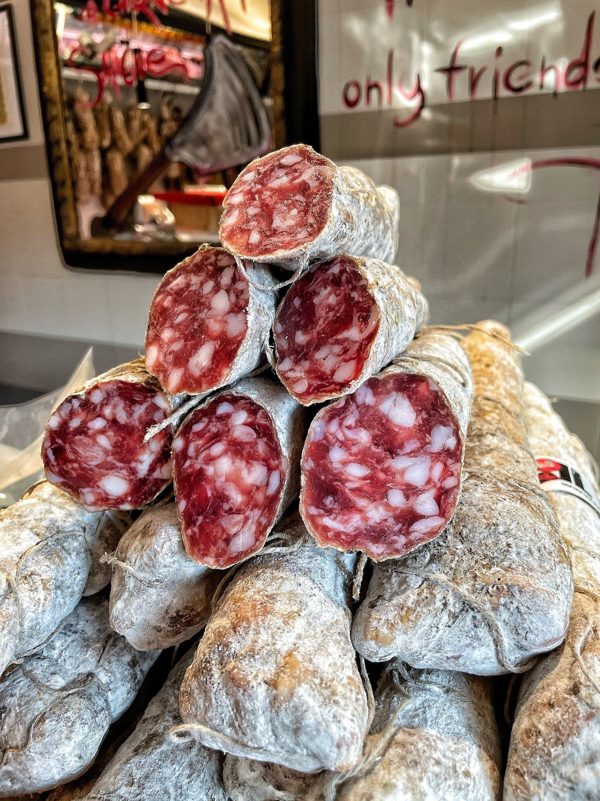 montagna di salumi con disposizione piramidale