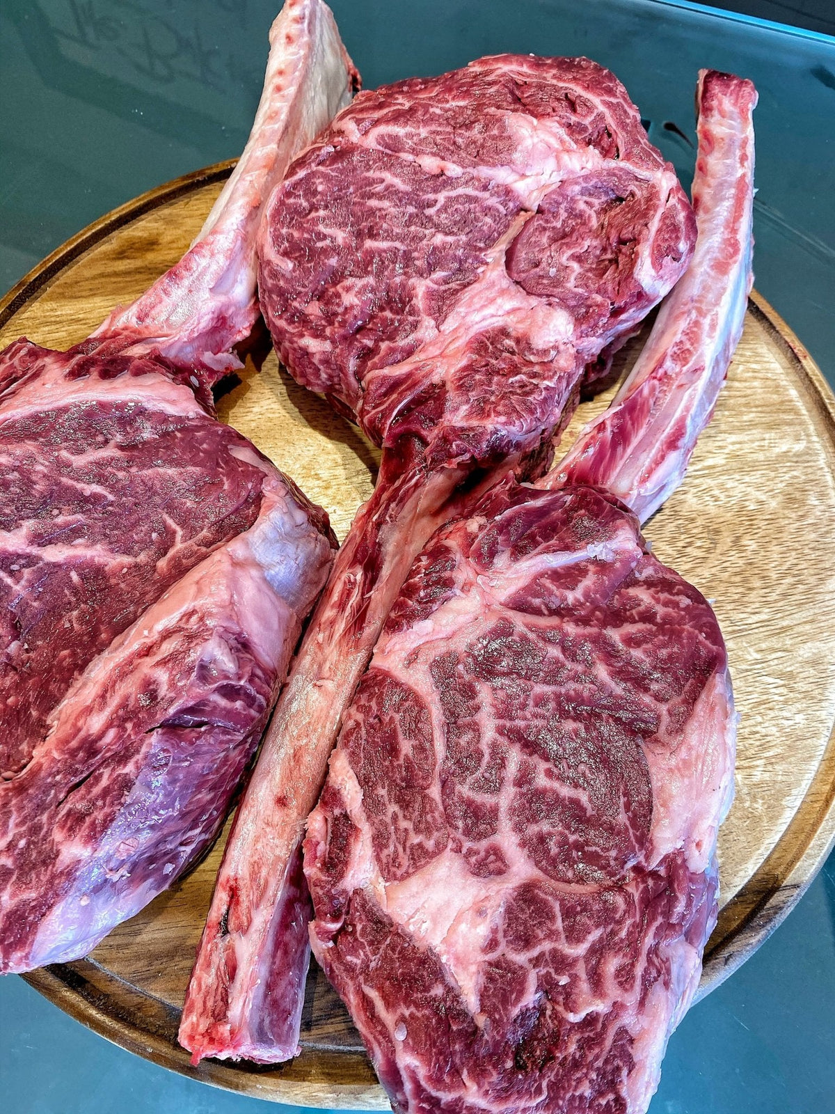 3 tomahawk di manzo premium su un tagliere