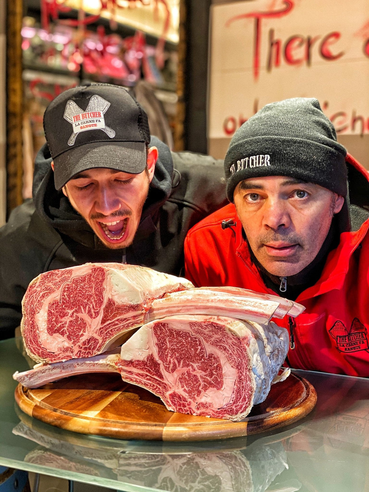 due persone vicine a un tagliere di tomahawk