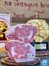 tagliere di carne Giappone con una qualità del grasso a5 e due premi sullo sfondo