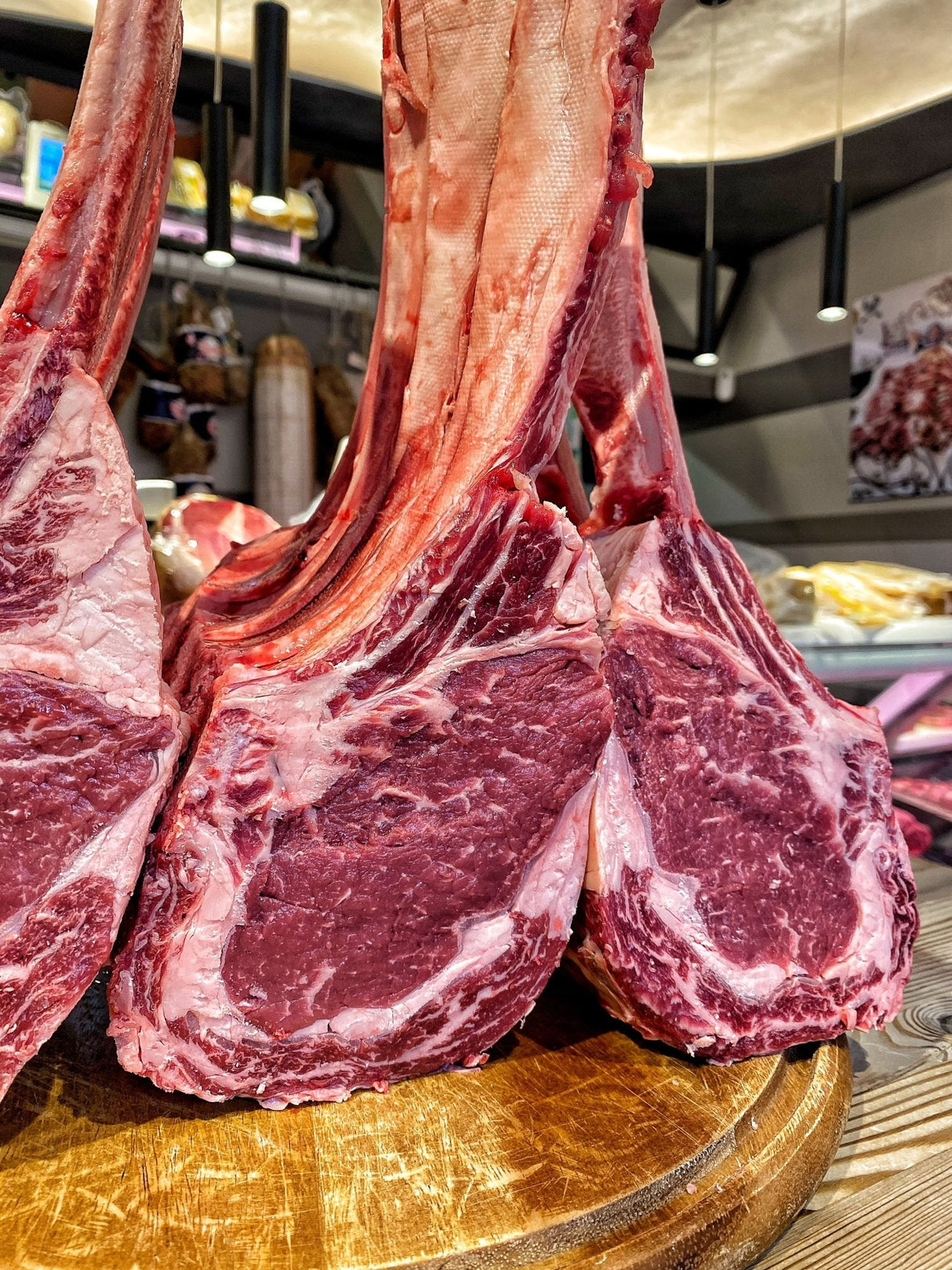 dei tomahawk in una macelleria